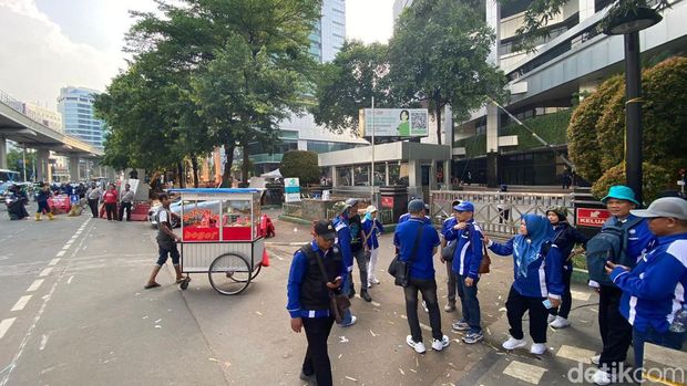 Demo di depan Kemenkes bubar, lalu lintas Jalan Rasuna Said, Kuningan, Jaksel kembali terurai.
