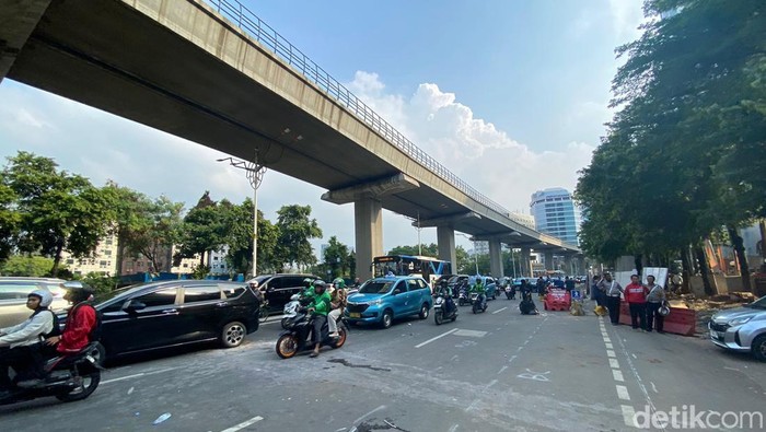 Demo di depan Kemenkes bubar, lalu lintas Jalan Rasuna Said, Kuningan, Jaksel kembali terurai.