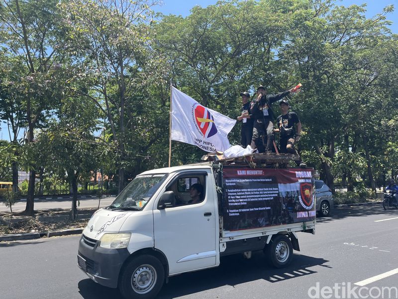 Demo ojol di Surabaya