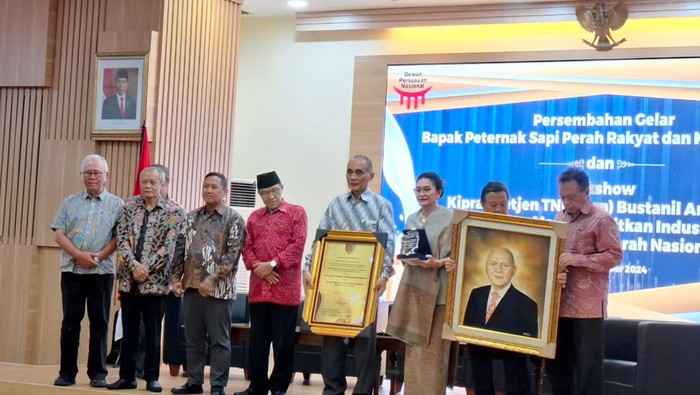 Dewan Persusuan Nasional (DPN) memberikan gelar Bapak Peternak Sapi Perah Rakyat dan Koperasi Susu Indonesia kepada Alm. Letjen TNI (Purn) Bustanil Arifin.