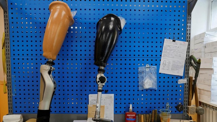 A view shows prosthetic legs at the Donetsk prosthetic and orthotic centre, in the course of Russia-Ukraine conflict in Donetsk, Russian-controlled Ukraine, October 8, 2024. REUTERS/Alexander Ermochenko     TPX IMAGES OF THE DAY