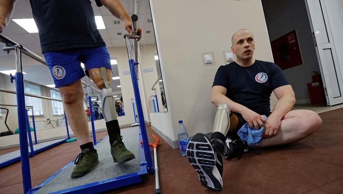 A view shows prosthetic legs at the Donetsk prosthetic and orthotic centre, in the course of Russia-Ukraine conflict in Donetsk, Russian-controlled Ukraine, October 8, 2024. REUTERS/Alexander Ermochenko     TPX IMAGES OF THE DAY
