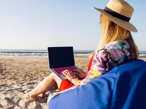 Mengenal Digital Nomad, Sebutan untuk Orang yang Bekerja Sambil Liburan