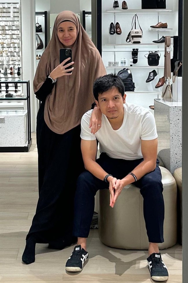 Saat ini Dimas dan Dhini memang belum dikaruniai anak. Namun keduanya sudah memiliki 46 anak asuh. Foto: Instagram/@dimasseto_1