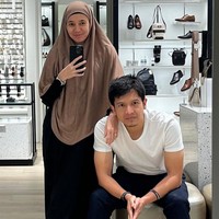 Saat ini Dimas dan Dhini memang belum dikaruniai anak. Namun keduanya sudah memiliki 46 anak asuh. Foto: Instagram/@dimasseto_1