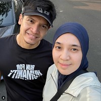 Melalui akun Instagram pribadinya Dimas dan Dhini kerap membagikan momen mesra kebersamaan mereka. Keduanya juga kompak membuat berbagai konten video bersama. Foto: Instagram/@dimasseto_1