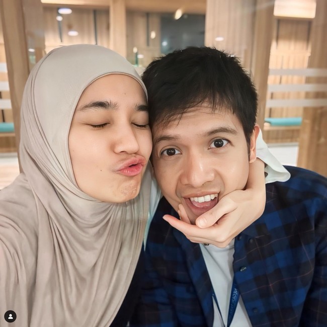 Selama ini kehidupan pernikahan Dimas dan Dhini juga selalu terlihat adem ayem dan jauh dari isu miring. Foto: Instagram/@dimasseto_1