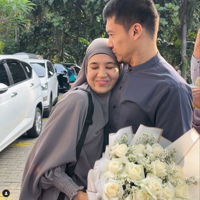 Masih tetap mesra meski sudah belasan tahun hidup bersama, Dimas dan Dhini juga kerap dijuluki sebagai couple goals. Tak sedikit yang mendambakan bisa memiliki rumah tangga seperti Dimas dan Dhini. Foto: Instagram/@dimasseto_1