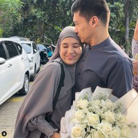 Masih tetap mesra meski sudah belasan tahun hidup bersama, Dimas dan Dhini juga kerap dijuluki sebagai couple goals. Tak sedikit yang mendambakan bisa memiliki rumah tangga seperti Dimas dan Dhini. Foto: Instagram/@dimasseto_1
