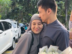 7 Foto Mesra Dimas Seto-Dhini Aminarti, Tetap Romantis Usai 15 Tahun Menikah