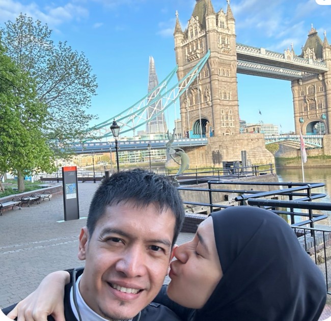 Dimas juga sempat bertolak ke London untuk mengikuti lari marathon di sana. Meski tak mengikuti ajang tersebut seperti suaminya, namun Dhini tetap setia menemani dan menunggu sang suami. Foto: Instagram/@dimasseto_1