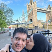 Dimas juga sempat bertolak ke London untuk mengikuti lari marathon di sana. Meski tak mengikuti ajang tersebut seperti suaminya, namun Dhini tetap setia menemani dan menunggu sang suami. Foto: Instagram/@dimasseto_1
