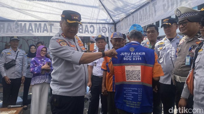 Dimulainya uji coba penerapan metode pembayaran parkir dengan QRIS di ruas Jalan ABC, Kota Bandung. Kamis (10/10/2024).