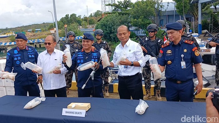 Dirjen PSDKP, Pung Nugroho Saksono saat menyampaikan keterangan penangkapan benih bening lobster di Batam. (Foto: Alamudin Hamapu)