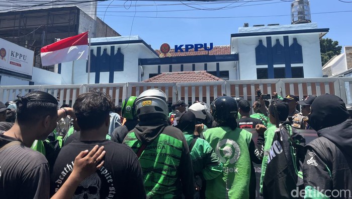 Driver ojol mendobrak pagar kantor KPPU Surabaya