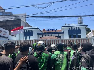 Momen Ojol Dobrak Pagar Kantor KPPU Desak Tuntutan Ditandatangani