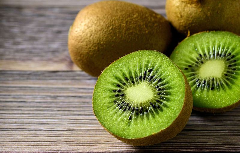 Duh! Suami Ini 'Ilfeel' Lihat Cara Istri Makan Buah Kiwi!