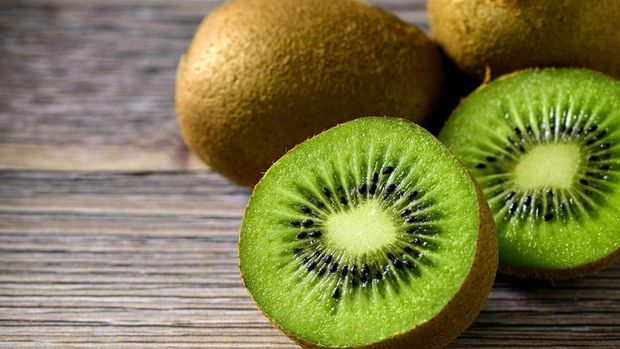 Duh! Suami Ini 'Ilfeel' Lihat Cara Istri Makan Buah Kiwi!