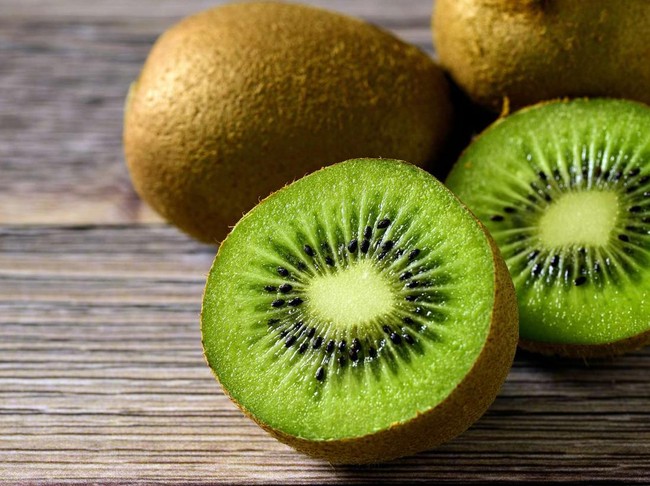 Duh! Suami Ini ‘Ilfeel’ Lihat Cara Istri Makan Buah Kiwi!