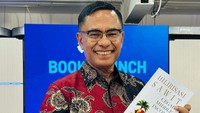 Mantan Menteri Perindustrian Saleh Husin meluncurkan buku berjudul Hilirisasi Sawit Cegah Middle Income Trap bertempat di Gedung Pusat Industri Digital (PIDI) 4.0 Jakarta hari Rabu (9/10/2024)Foto: Dok. Pribadi Saleh Husin