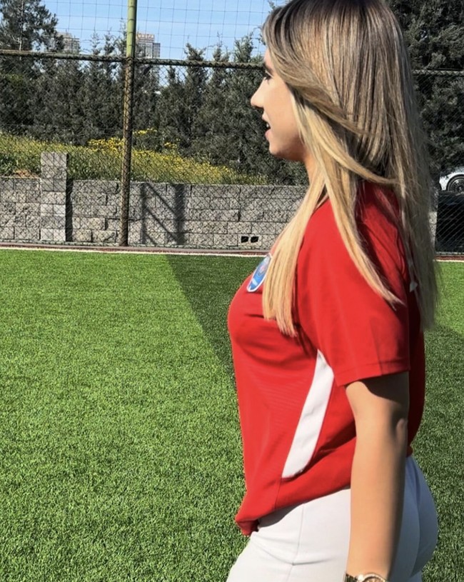 Elif memulai karier sepak bolanya di Tim Sepak Bola Wanita Beşiktaş ketika ia baru berusia 16 tahun. Namun, kariernya sebagai pemain harus berhenti setelah cedera parah pada ligamen anteriornya. Foto: dok. Instagram