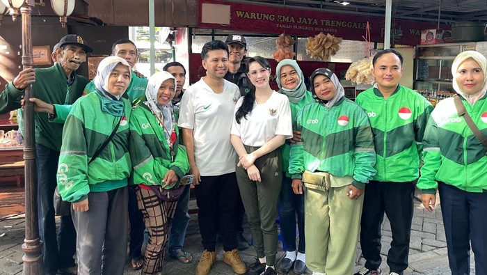 Emil Dardak sarapan bareng ojol motor listrik di Surabaya