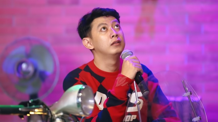 Tangkapan layar video Eri Pras menyanyikan lagu Crito Mustahil