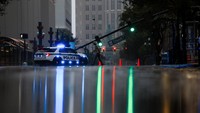 Badai itu diperkirakan akan melintasi semenanjung Florida pada malam hari dan muncul di Atlantik. Setelah melewati Florida, badai itu akan melemah di Atlantik barat, mungkin turun di bawah kekuatan badai tetapi masih menimbulkan bahaya gelombang badai di Pantai Atlantik negara bagian itu. REUTERS/Jose Luis Gonzalez