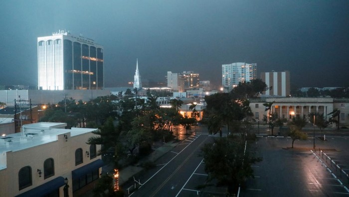 Buildings and trees stand, as Hurricane Milton approaches Sarasota, Florida, U.S., October 9, 2024. REUTERS/Marco Bello