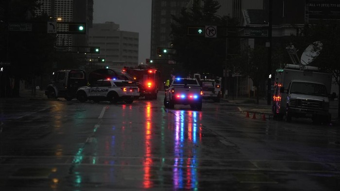 Gelap Gulita Florida Saat Badai Milton Menerjang Police respond to a traffic accident between a car and a fire truck returning from a call, on near-deserted streets in downtown Tampa, Fla., during the approach of Hurricane Milton, Wednesday, Oct. 9, 2024. (AP Photo/Rebecca Blackwell)