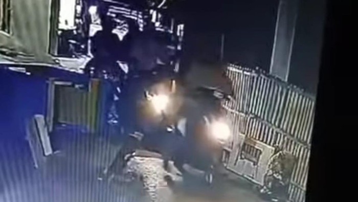 Geng motor serang rumah warga di Makassar terekam CCTV.