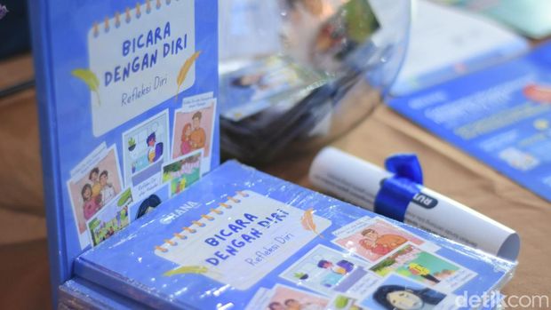 Hari Kesehatan Mental Sedunia 2024 di detikHealth diperingati dengan bagi-bagi affirmation card oleh Ohana Space.