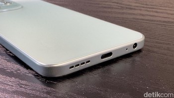 Pada bagian bawah terdapat speaker, port USB-C dan jack audio 3,5 mm. Foto: Adi Fida Rahman/detikINET