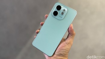 Wujud Infinix Smart 9 warba Mint Green. Foto: Adi Fida Rahman/detikINET