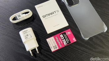 Ragam aksesori dalam paket penjualan, mulai dari case hingga adaptor charger. Foto: Adi Fida Rahman/detikINET