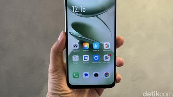 Infinix Smart 9 ditenagai oleh baterai berkapasitas 5.000 mAh yang diklaim mampu bertahan seharian penuh dalam penggunaan normal. Smartphone ini menjalankan sistem operasi Android 14 (Go Edition) dengan antarmuka XOS 14 yang menawarkan beragam fitur dan kustomisasi. Foto: Adi Fida Rahman/detikINET