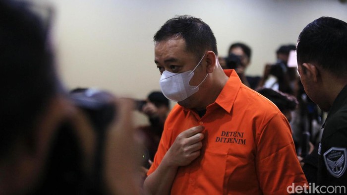 Ini Buronan Interpol Asal China yang Ditangkap di Bali Dirjen Imigrasi telah menangkap buron internasional asal China yang masuk dalam Daftar Pencarian Orang (DPO) Interpol di Bali. Buron internasional itu berinisial LQ.