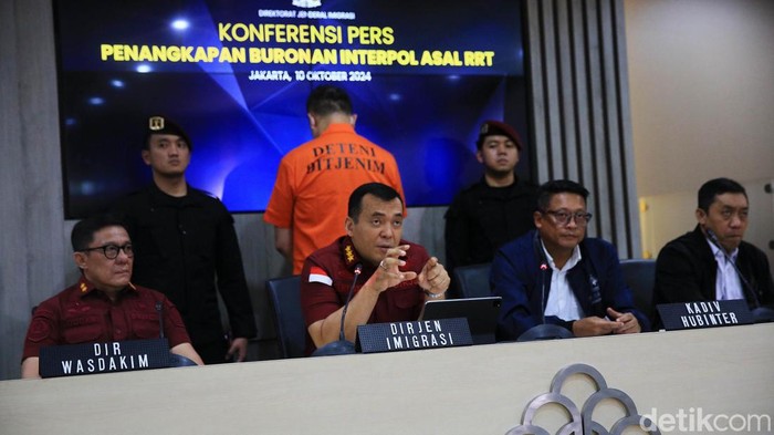 Dirjen Imigrasi telah menangkap buron internasional asal China yang masuk dalam Daftar Pencarian Orang (DPO) Interpol di Bali. Buron internasional itu berinisial LQ.