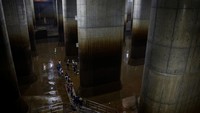 Di dalamnya terdapat 59 pilar besar, yang masing-masing berbobot 500 ton dan membentang 18 meter (59 kaki) hingga ke langit-langit. Ketika sungai di dekatnya meluap, luapan air mengalir melalui terowongan bawah tanah besar sepanjang 6,3 kilometer (3,9 mil) sebelum terkumpul di katedral bawah tanah — yang secara resmi dikenal sebagai Saluran Pembuangan Bawah Tanah Wilayah Luar Metropolitan.