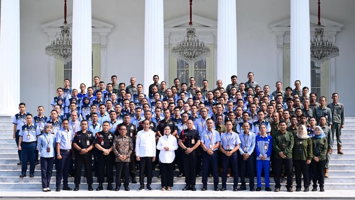 Jokowi-Iriana foto bersama petugas kebersihan dan paspampres