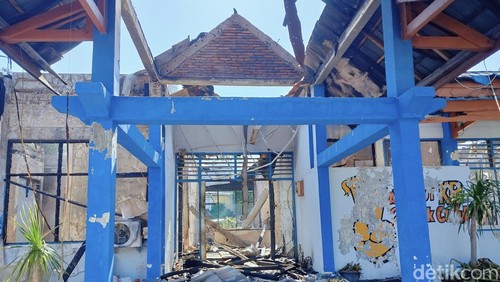 Kantor DPPKB Dompu yang terbakar pada Kamis (10/10/2024) dini hari. (Faruk/detikBali)