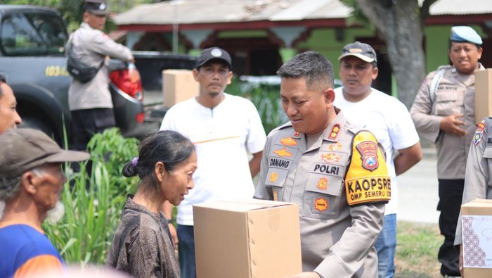 Kapolres Blitar AKBP Danang Setiyo menyerahkan bantuan