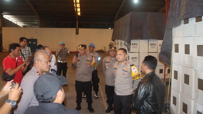 Kapolres Pasuruan AKBP Teddy Chandra dan jajarannya saat mengecek gudang logistik KPU setempat