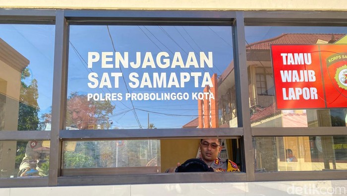 Kapolres Probolinggo Kota AKBP Oki Ahadian saat menjadi petugas SPKT