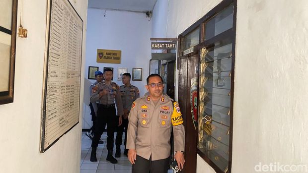 Kapolres Probolinggo Kota AKBP Oki Ahadian saat menjadi petugas SPKT