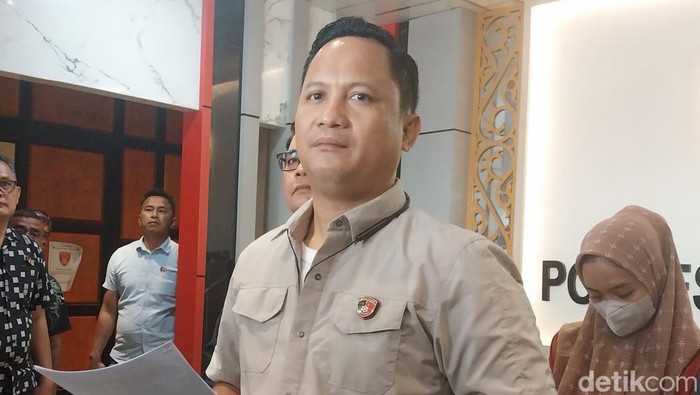 Kasat Reskrim Polrestabes Medan Kompol Jama saat merilis kasus penganiayaan ke bayi. (Finta Rahyuni/detikSumut)
