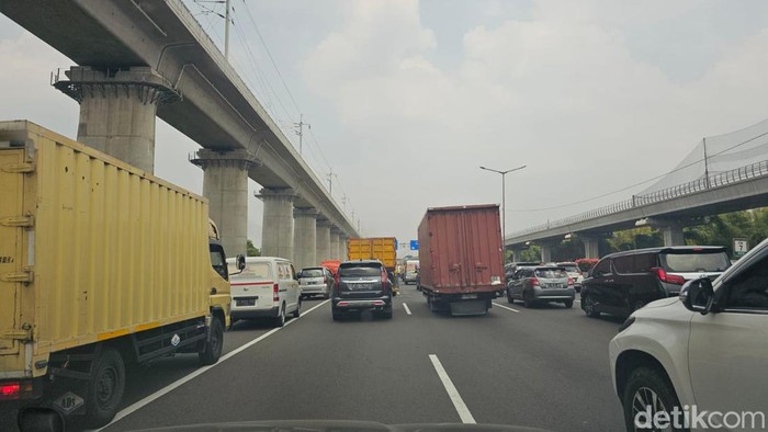 Kecelakaan melibatkan dua mobil terjadi di Tol Cikampek arah Jakarta. Petugas sudah menangani kecelakaan tersebut. (Fajar Pratama/detikcom)