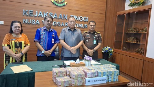 Kejati NTT saat menyerahkan uang sebesar Rp 1,57 miliar kepada Inspektorat Daerah Kota Kupang, Kamis (10/10/2024). (Yufengki Bria/detikBali)