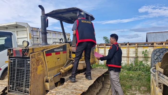 Kejati Sulteng sita alat berat milik PT RAS Morowali Utara.