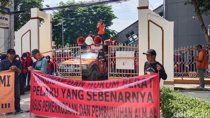 Keluarga dan kuasa hukum terdakwa pembunuhan - pemerkosaan di kuburan cina gelar aksi damai di PN Palembang.